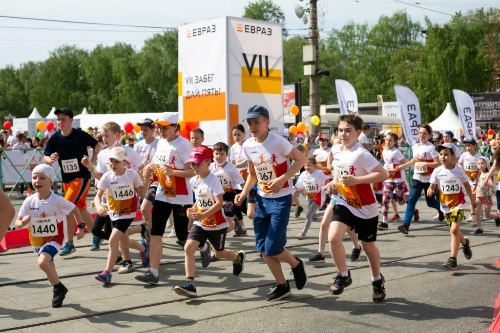 Фото - «Никакого онлайна»: в Нижнем Тагиле прошёл седьмой благотворительный забег «Дай пять!»